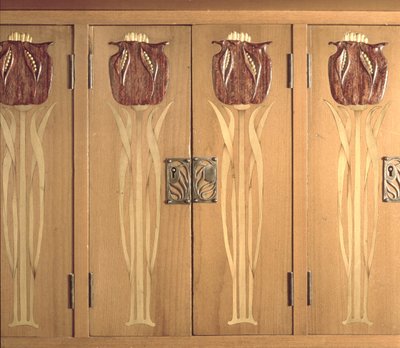 Yksityiskohta kaapin kaiverretusta upotekoristeesta, Guild of Handicraftin valmistama, n. 1898-1899 (mahonki, holly ja messinki) tekijältä Charles Robert Ashbee
