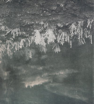 "Jääkristalleja luolan katolla Alph-joen huipulla", c1911, 1913 tekijältä Charles S Wright