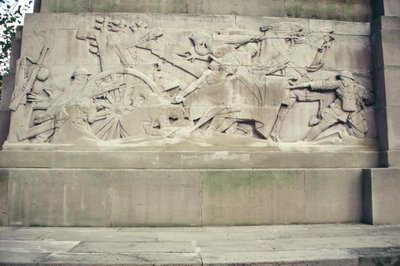 Yksityiskohta Royal Artillery Memorial -muistomerkistä 1914-18, 1925 (Portlandin kivi) tekijältä Charles Sergeant Jagger