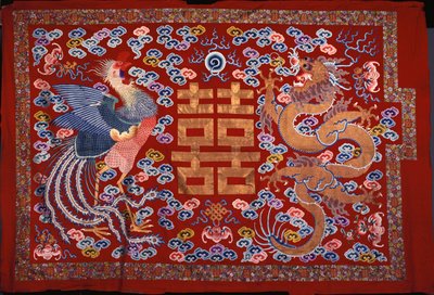 Punaista villaa oleva kiinalainen roikkuu, jonka keskellä on kullattua lankaa, jota reunustavat Feeniksi ja lohikäärme, 1800-luku tekijältä Chinese School