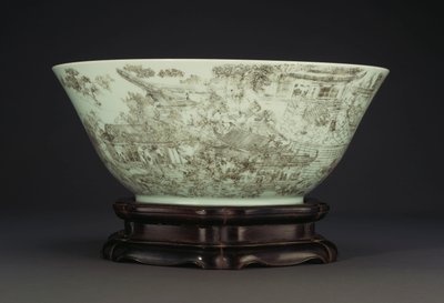 Suuri posliinikulho, joka kuvaa jatkuvaa kohtausta naisista palatsin alueella, 1796-1820 tekijältä Chinese School