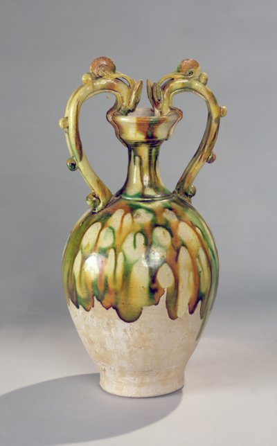 Amphora kahvoilla lohikäärmeen päiden muodossa, jossa on kolmivärinen lasitus, Tang-dynastia, 618-907 (keraaminen) tekijältä Chinese School