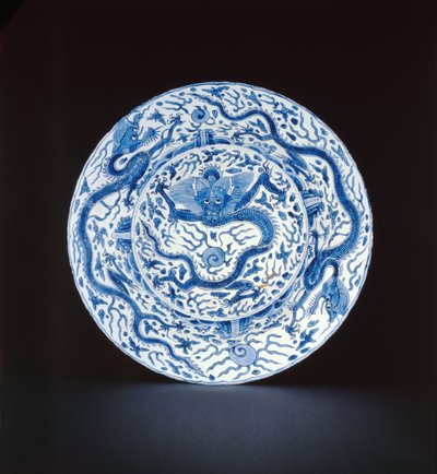 Sinivalkoinen lohikäärmeillä maalattu astia, Wanli tai Chongzheng, 1600-35 (posliini) tekijältä Chinese School