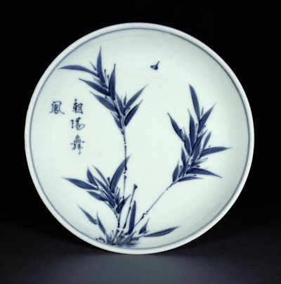 Sinivalkoinen kosometsuke-lautanen bambulla ja kalligrafialla maalattu, Tianqi-merkki ja aikakausi, 1621-27 (posliini) tekijältä Chinese School