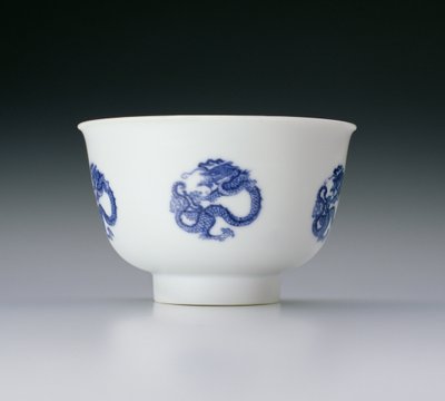 Kulho, koristeltu lohikäärmerenkailla, Kangxi-merkki ja aikakausi 1662-1722 (posliini sinisellä aluslasituksella) (katso myös 142285) tekijältä Chinese School