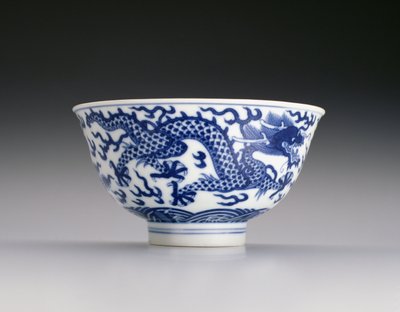 Kulho lohikäärmeillä ja aalloilla, Xianfeng-merkki ja aikakausi 1851-61 (posliini sinisellä aluslasituksella) (katso myös 142299) tekijältä Chinese School
