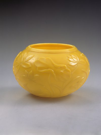 Veistetty kulho, Qianlong-kausi (1736-95) (värillinen lasi) (katso myös 272125) tekijältä Chinese School