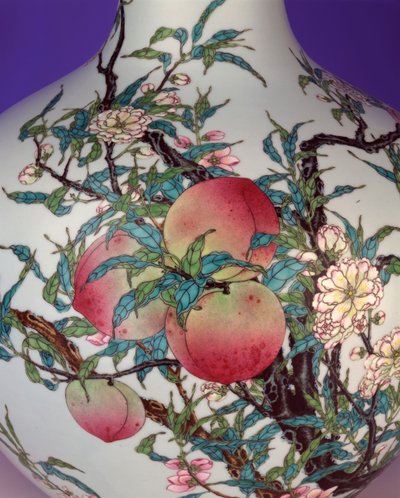 Yksityiskohta upeasta Famille Rosen yhdeksän persikan muotoisesta pallomaisesta pullomaljakosta, 1735-1795 tekijältä Chinese School
