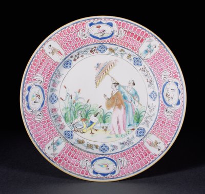 La Dame au Parasolia kuvaava Famille Rosella maalattu lautanen Cornelis Pronkin (1691-1759) Qianlong-kauden (1736-95) n. 1734 mukaan (posliini) tekijältä Chinese School
