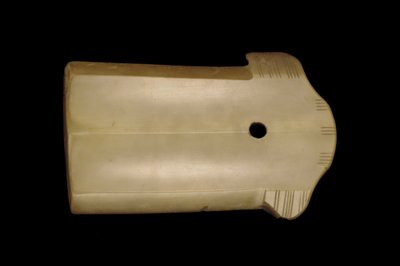 Fragmentti tikarikirveestä (ge) myöhään Shangista varhaiseen Länsi-Zhou-dynastiaan, 1100-1000-luvulla eKr. (jade) tekijältä Chinese School