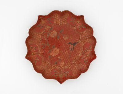 Lakattu astia, jossa kullanviillotus ja maalattu koristelu, 1500-1600-luku tekijältä Chinese School