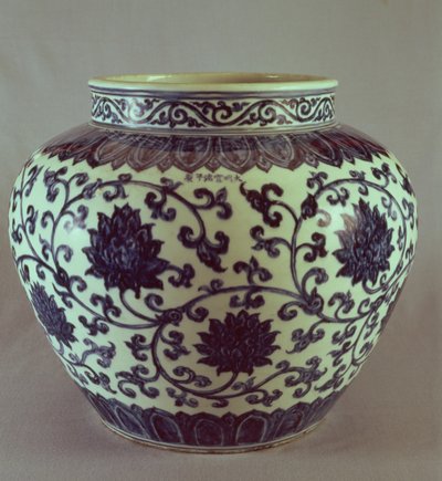 Suuri sinivalkoinen Ming-maljakko Hsuan Te -merkillä, 1426-35 tekijältä Chinese School