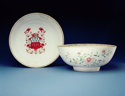Famille rose emaleilla koristeltu kulhopari Joynesin käsivarsilla, Yongzheng-kauden (1723-35) (posliini) tekijältä Chinese School