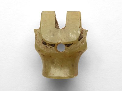 Naudan pään muotoinen riipus, uusittu, n. 1100-1000 eKr. tekijältä Chinese School