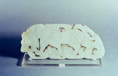 Plakki tiikerin muodossa, Han-dynastia (206-220) (jade) tekijältä Chinese School