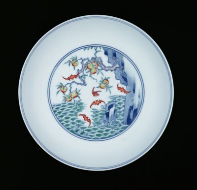 Posliiniastia maalattu aluslasituksen sinisellä ja ducai emaleilla, 1723-1735 (posliini) tekijältä Chinese School