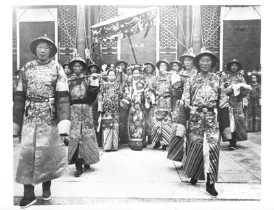 Muotokuva TzU-Hsista (1835-1908) Kiinan keisarinna rouva, odotusnaiset ja vartijat tekijältä Chinese School