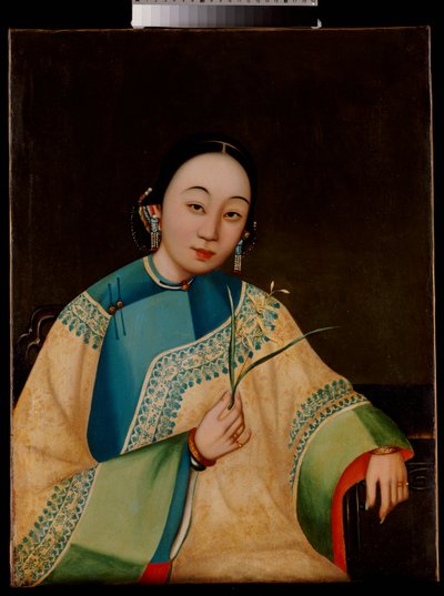 Hovinrouvan muotokuva, istuu puolipitkänä brodeeratussa kaapussa, kädessään kukka, 1800-luvun puoliväli tekijältä Chinese School