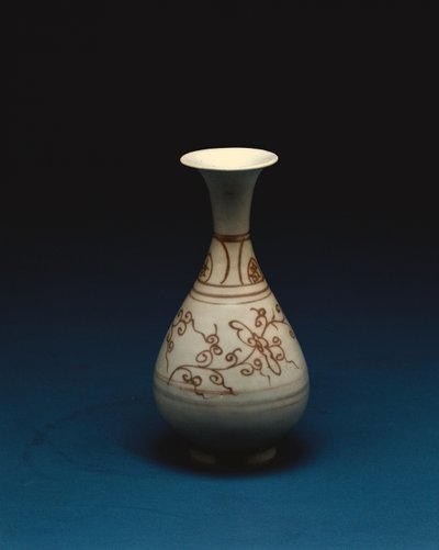 Punainen aluslasipullo, Yuhachan, Yuan-dynastia, 1300-luku tekijältä Chinese School