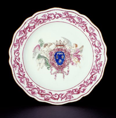 Rose Famille -ruokalautanen ja Ranskan käsivarret, Qianlong-kausi (1736-95) n. 1765 (posliini) tekijältä Chinese School