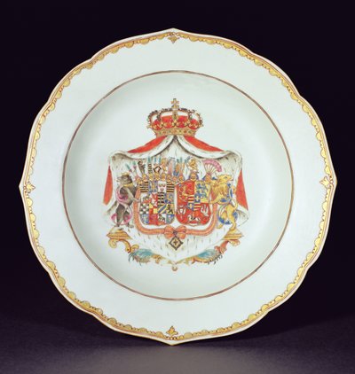 Kullatuilla ja emaleilla koristeltu keittolautanen, jossa on Anhalt-Zerbstin prinssin Christian Augusten (1690-1747) ja Holstein-Gottorpin Johanna Elizabethin (1712-60), Katariina Suuren vanhempien käsivarret. tekijältä Chinese School