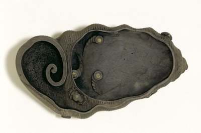 Tuan-mustekivi simpukankuoren muodossa, Ching-dynastia, 1800-luvun lopusta 1800-luvun alkupuoleen (veistetty kivi) tekijältä Chinese School