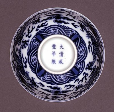 Kulhon alapinta, Xianfeng-merkki ja aikakausi 1851-61 (posliini sinisellä aluslasilla) (katso myös 142298) tekijältä Chinese School