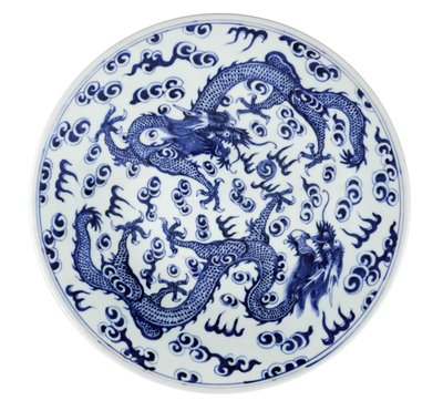 Valkoinen ja sininen lautanen, jossa on kaksi nelikynistä lohikäärmettä ja tyyliteltyjä liekkejä ja pilviä, 1662-1722 (keraaminen) tekijältä Chinese School