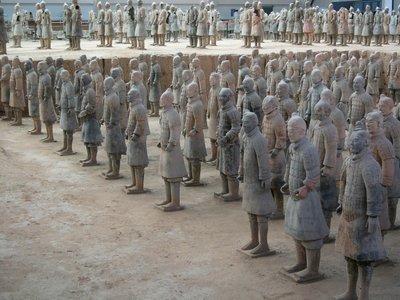 Xian-museo, terrakottasoturit keisari Shi Huangdin haudalta tekijältä Chinese School