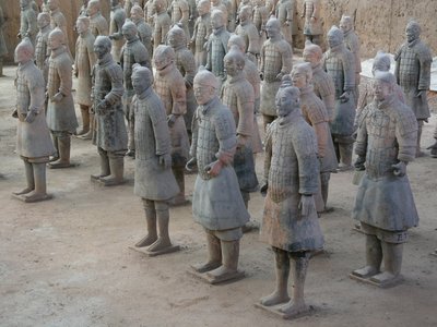 Xian-museo, terrakottasoturit keisari Shi Huangdin haudalta tekijältä Chinese School