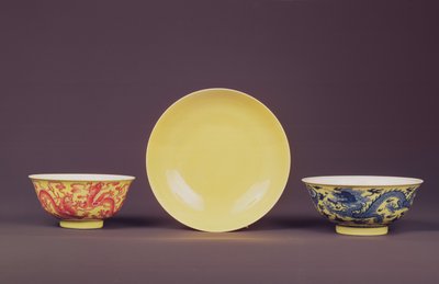 Keltainen kulho rouge-de-fer-lohikäärmeillä, Chien Lung -kausi (1736-95) (keraaminen) tekijältä Chinese School