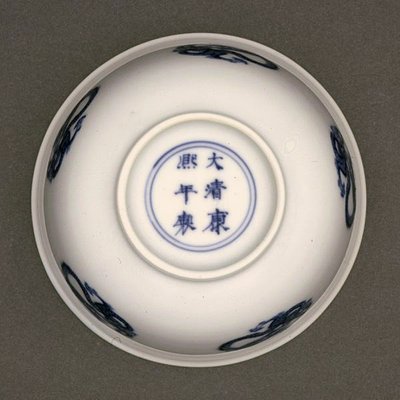 Kulhon alapinta, Kangxi-merkki ja aikakausi 1662-1722 (posliini sinisellä aluslasituksella) (katso myös 142284) tekijältä Chinese School Chinese School