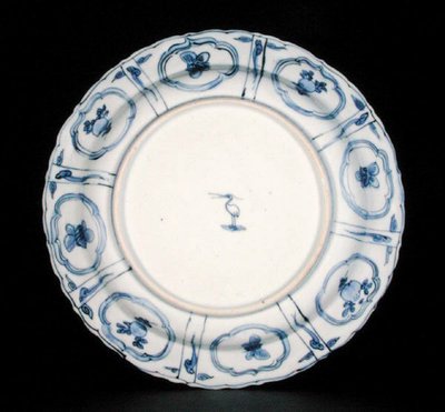 Sinivalkoisen kraaklautasen alapuoli, jalohaikaramerkki, Wanli, 1595-1605 (posliini) (katso 205990) tekijältä Chinese School Chinese School