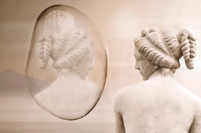 Klassisen patsaan heijastus tekijältä Christina Sillen