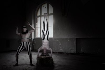 Dark Circus -käsilläseisonta tekijältä Christine von Diepenbroek