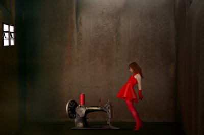 Punainen mekko -ompelukone tekijältä Christine von Diepenbroek