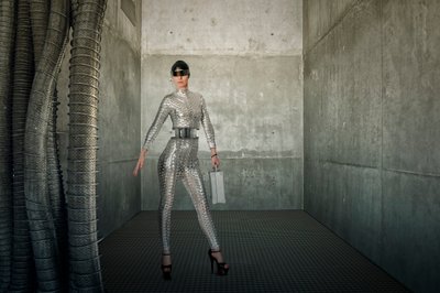 Tyylikäs, futuristinen nainen tekijältä Christine von Diepenbroek