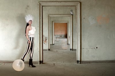Surrealistista oviaukkomuotia tekijältä Christine von Diepenbroek