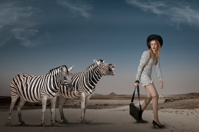 Surrealistinen muotimaisema autiomaassa tekijältä Christine von Diepenbroek