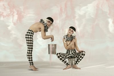 Surrealistiset harlekiinihahmot tekijältä Christine von Diepenbroek
