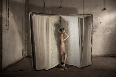 Surrealistinen alaston jättikirja tekijältä Christine von Diepenbroek