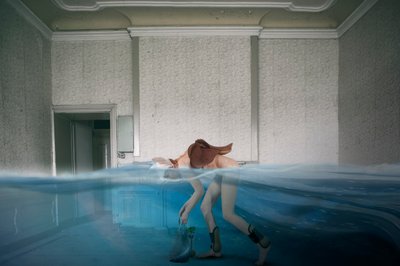 Surrealistinen nainen tulvassa olevassa huoneessa tekijältä Christine von Diepenbroek