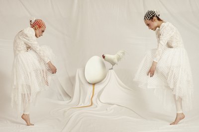 Surrealistiset naiset ja muna tekijältä Christine von Diepenbroek