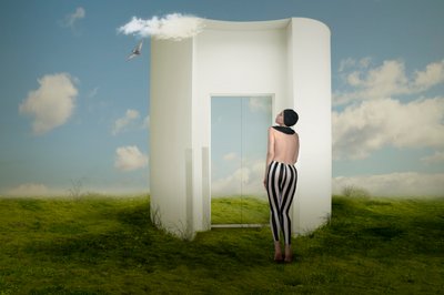 Nainen surrealistisessa portaalissa tekijältä Christine von Diepenbroek