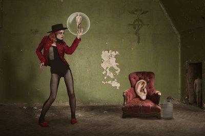 Naisen surrealistinen kupla tekijältä Christine von Diepenbroek