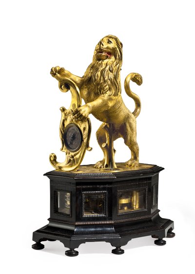 Iskevä ja automaattinen leijonakello, n. 1640 (kullattua messinkiä ja eebenpuuta) tekijältä Christoff Miller