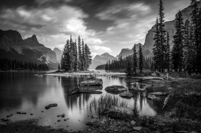 Majestic Mountain Lake Island tekijältä Christoph Schaarschmidt