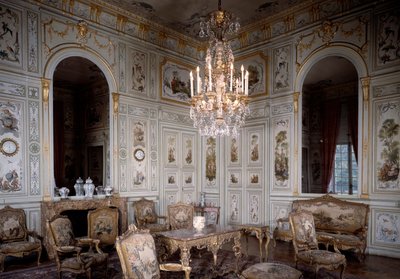 Näkymä Chateau de Champs sur Marnen suuresta olohuoneesta. Koristeli Christophe Huet (1700-1759) tekijältä Christophe Huet