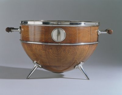 Kulho, 1880 (neljästetty tammi, galvanoitu hopea & lasi) tekijältä Christopher Dresser