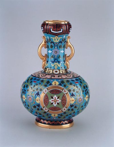 Nuken maljakko koristeltu cloisonnea jäljittelemällä, Minton & Co, n. 1870 (posliini) tekijältä Christopher Dresser